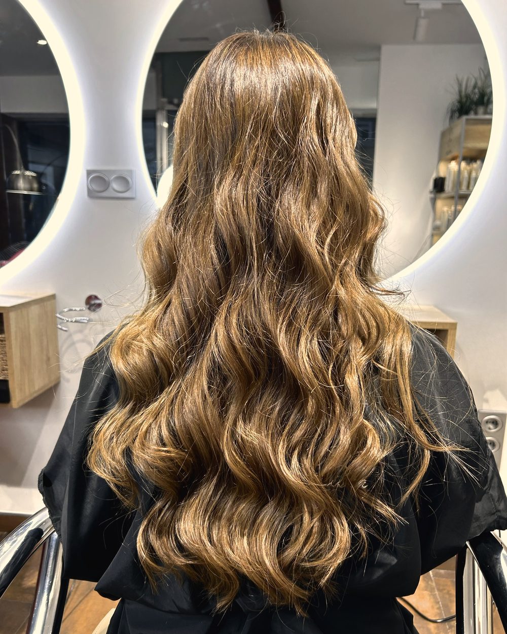 Melena rubia larga con ondas, vista de espaldas