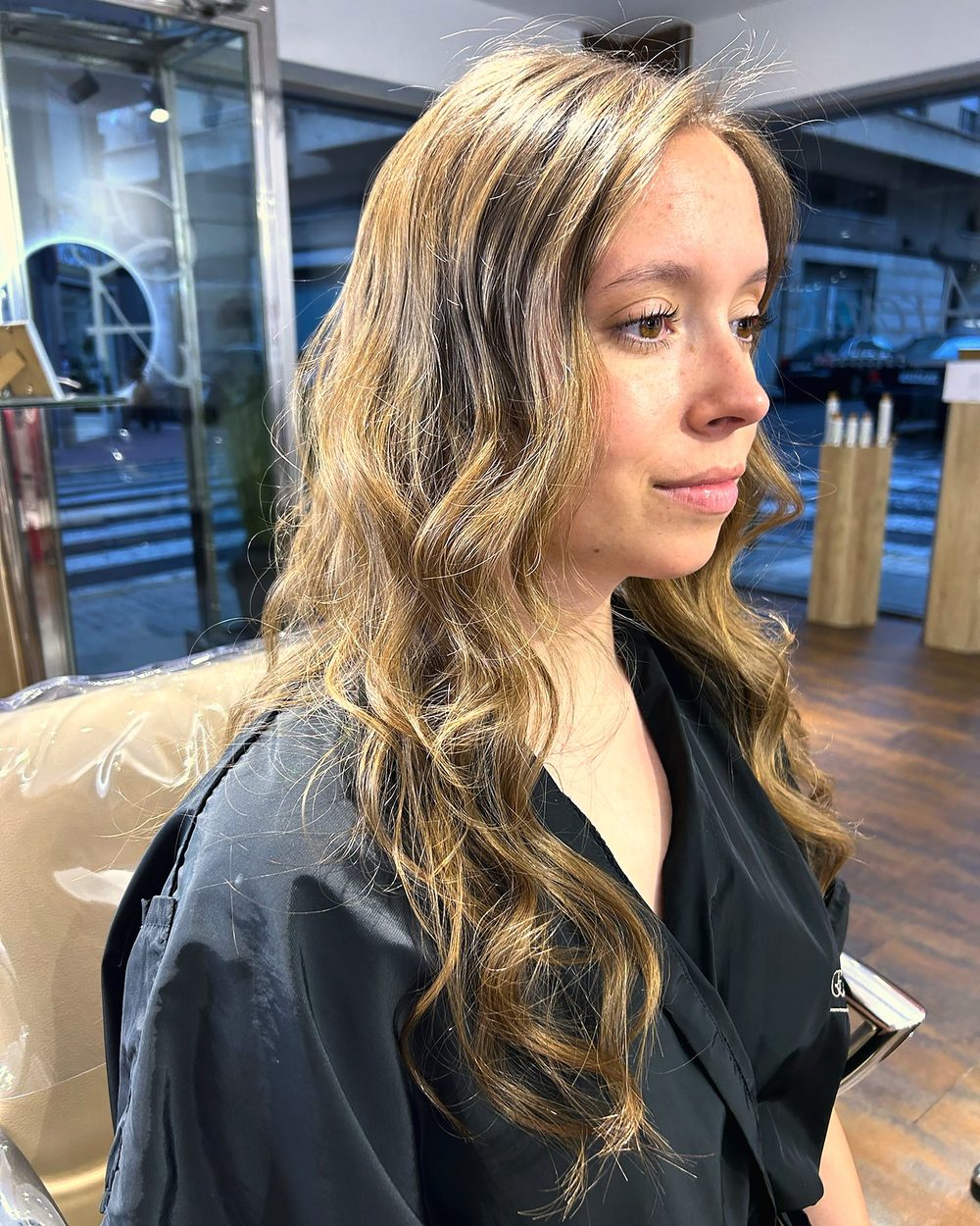 Melena larga con mechas rubias y ondas suaves