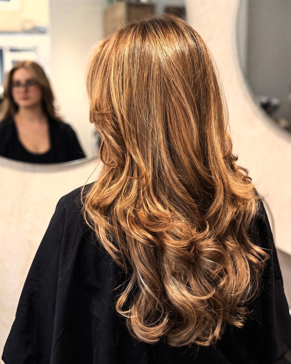 Melena rubia larga cortada a capas, con ondas al agua