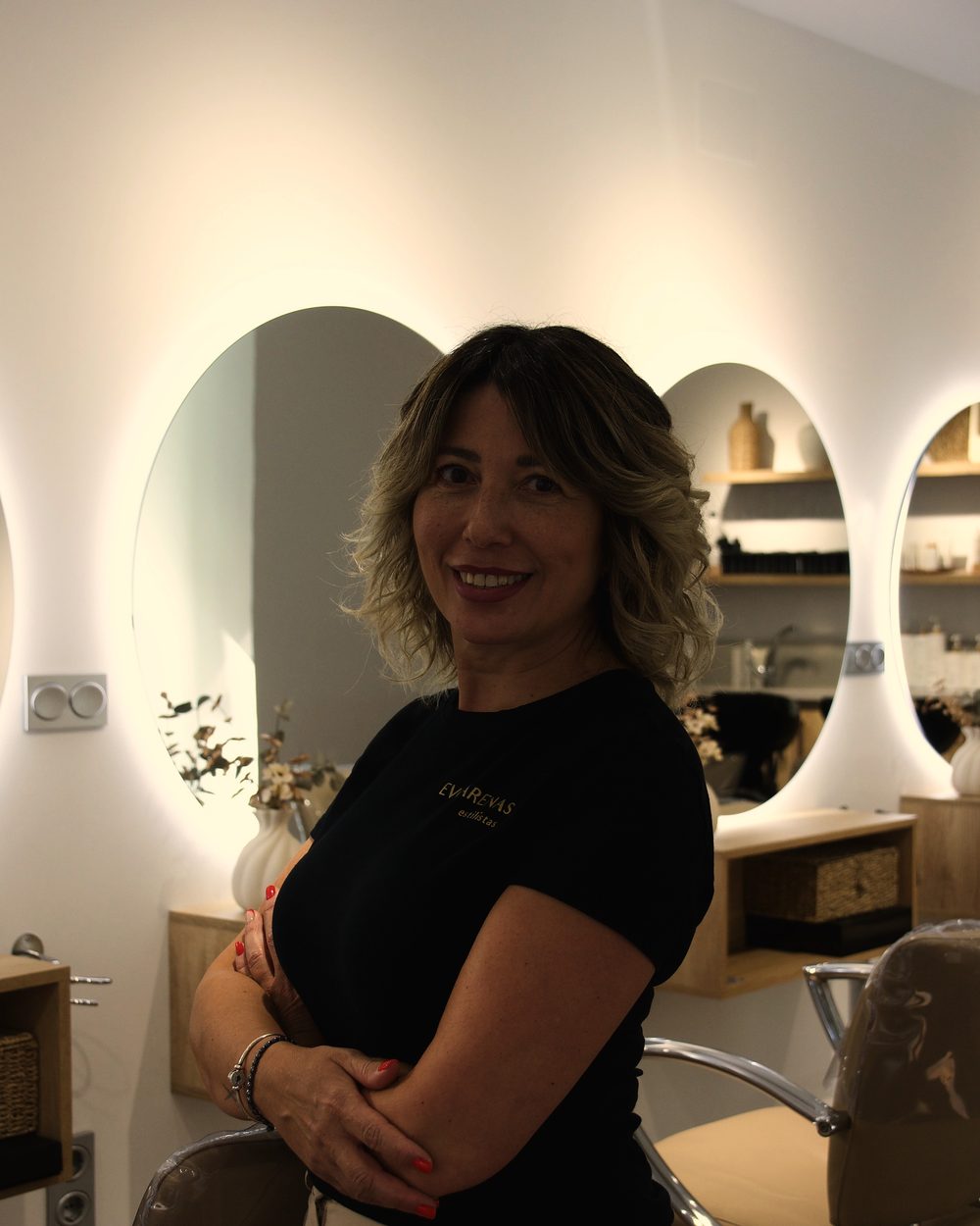 Eva Arenas en su salón, delante de los espejos retroiluminados